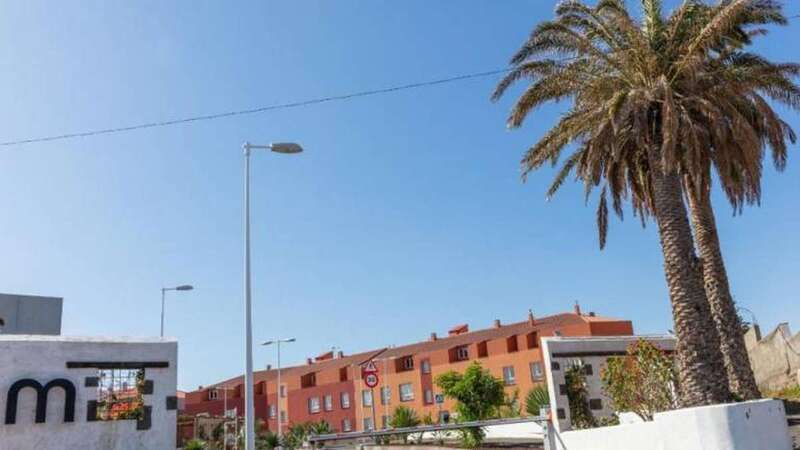 Vista de la entrada a la urbanización, parte de la cual sigue en ejecución en la Era de Gómez, en San Antonio (Foto C7)